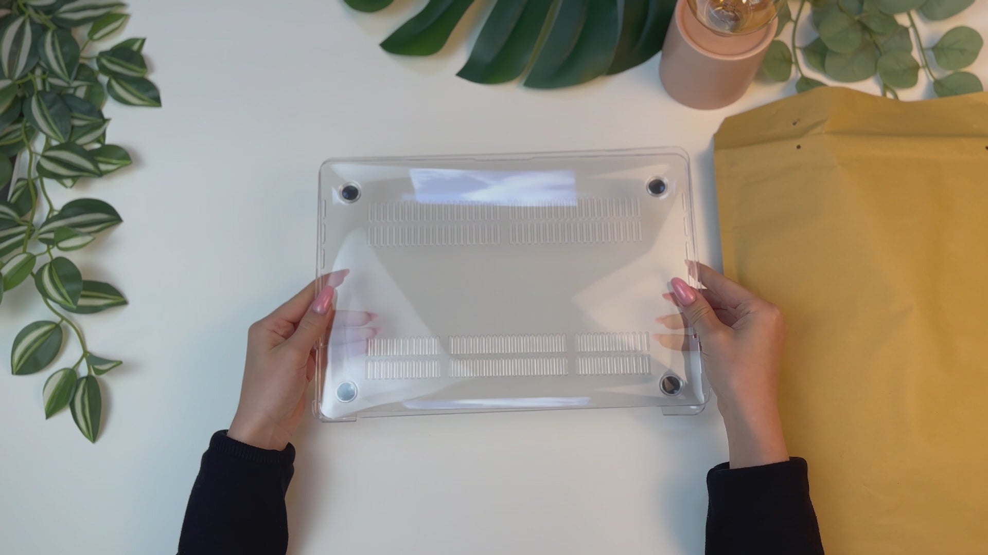 Load video: Macbook Case