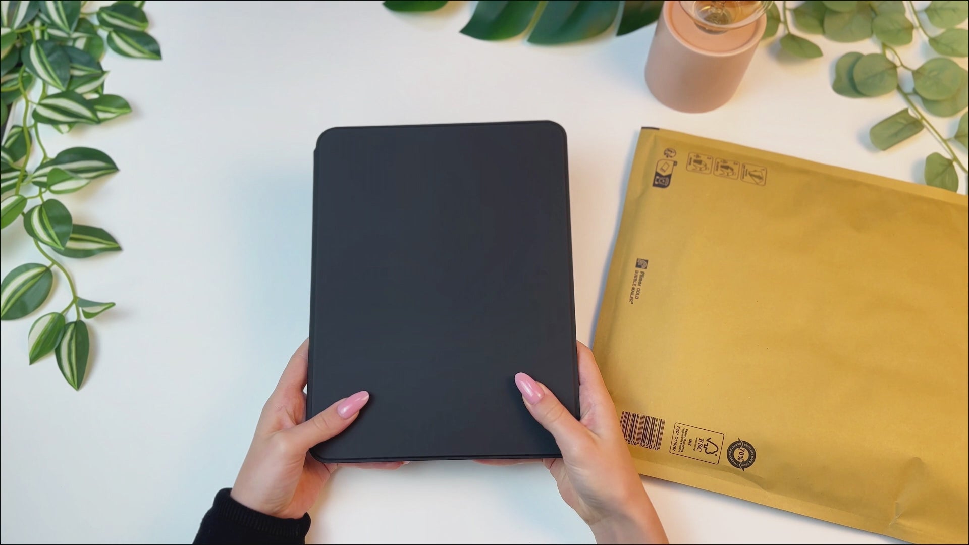Load video: iPad Case